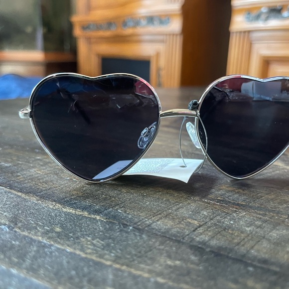Boutique Accessories - Heart-Shaped Metal Frame Black Sunglasses